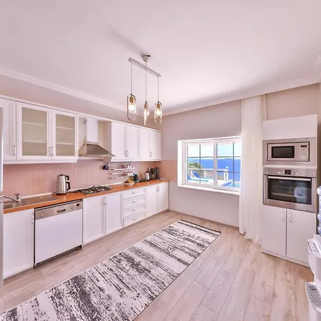 La Kumsal Denize Sifir Ve Oezel Havuzlu