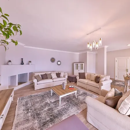 La Kumsal Denize Sifir Ve Oezel Havuzlu Kaş