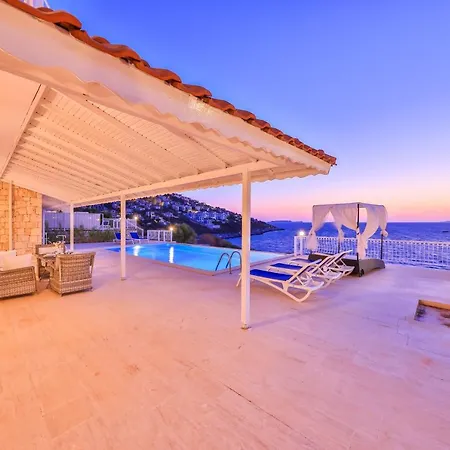 La Kumsal Denize Sifir Ve Oezel Havuzlu Hotel 4*