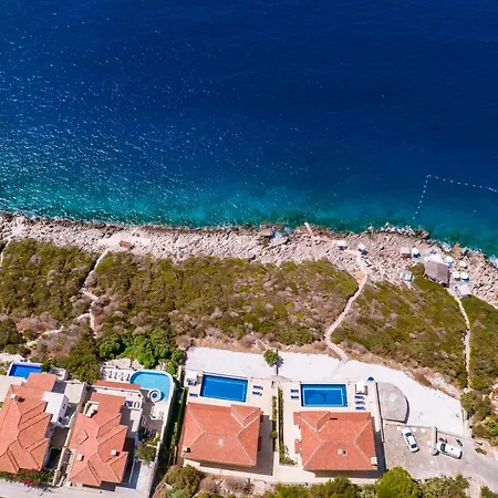 La Kumsal Denize Sifir Ve Oezel Havuzlu Hotel 4*