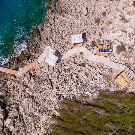 La Kumsal Denize Sifir Ve Oezel Havuzlu