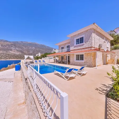 La Kumsal Denize Sifir Ve Oezel Havuzlu 4*