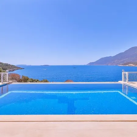 La Kumsal Denize Sifir Ve Oezel Havuzlu 4*