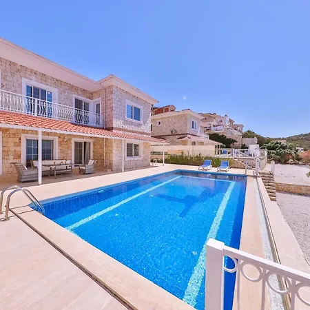 La Kumsal Denize Sifir Ve Oezel Havuzlu 4*