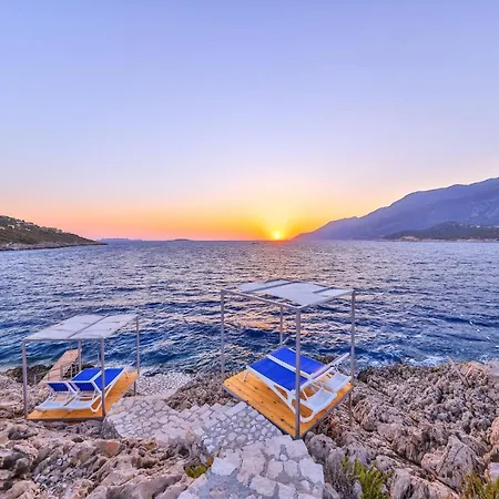 La Kumsal Denize Sifir Ve Oezel Havuzlu Hotel Kaş