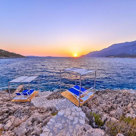 La Kumsal Denize Sifir Ve Oezel Havuzlu Hotel Kaş