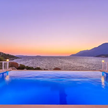 La Kumsal Denize Sifir Ve Oezel Havuzlu 4* Kaş