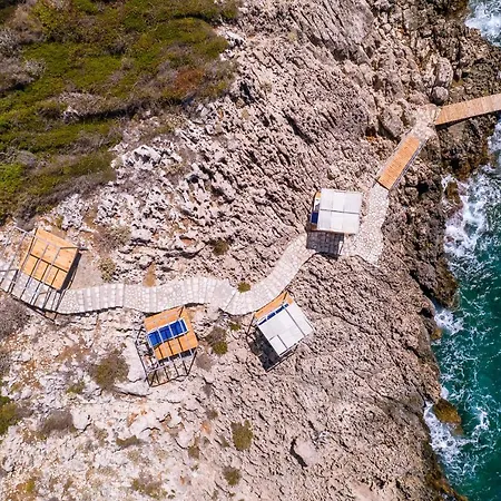 La Kumsal Denize Sifir Ve Oezel Havuzlu