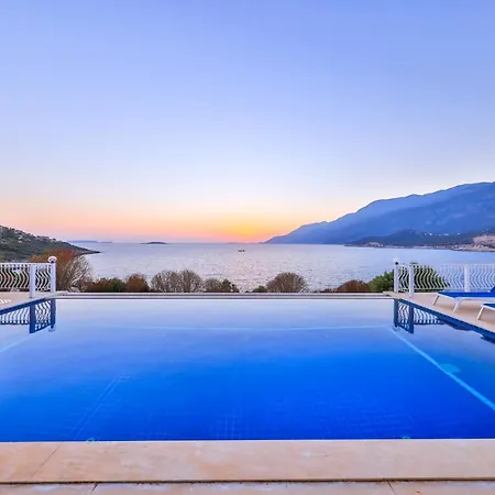 La Kumsal Denize Sifir Ve Oezel Havuzlu 4*