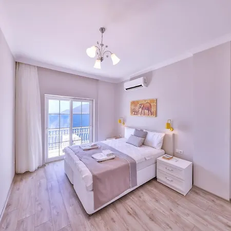 La Kumsal Denize Sifir Ve Oezel Havuzlu Kaş