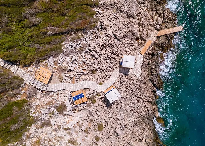 La Kumsal Denize Sifir Ve Oezel Havuzlu